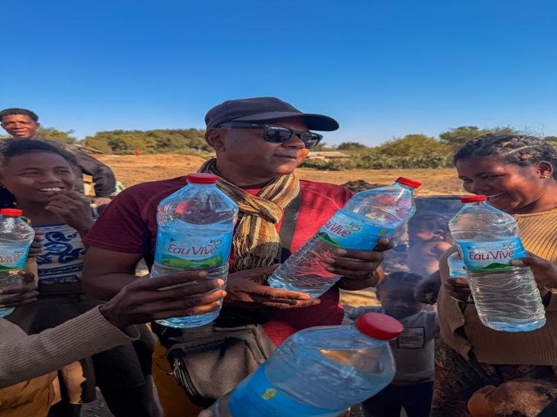 JB and the locals trying to get him to buy rum (they sell in water bottles)