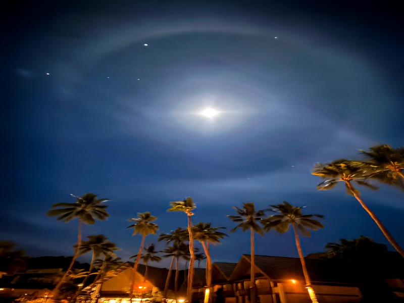 Halo around the moon from the beach