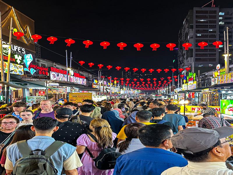 The crowded Jalan Alor food street