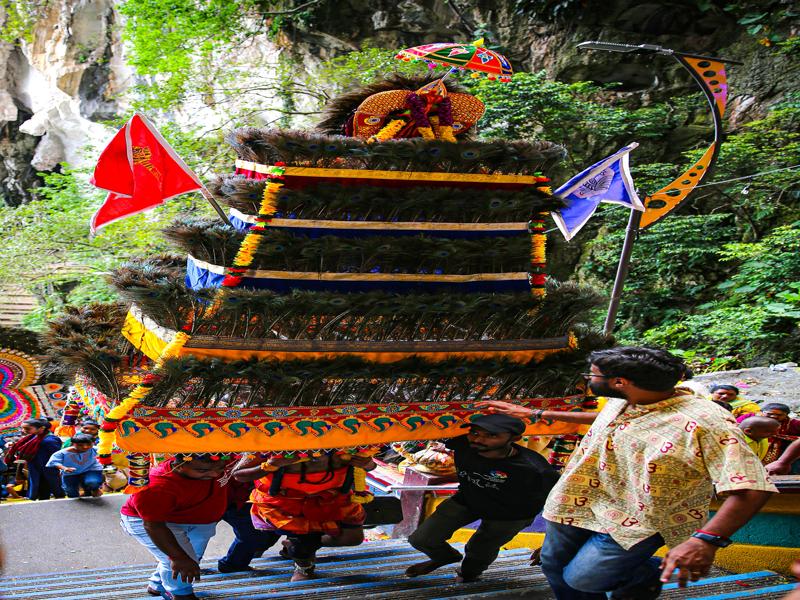 The largest altar being carried