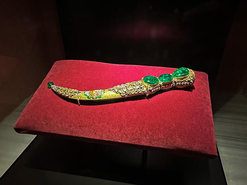 Knife with emeralds